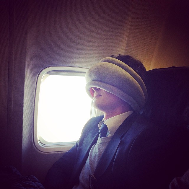 Perna de calatorie versatila Light Ostrichpillow [11]