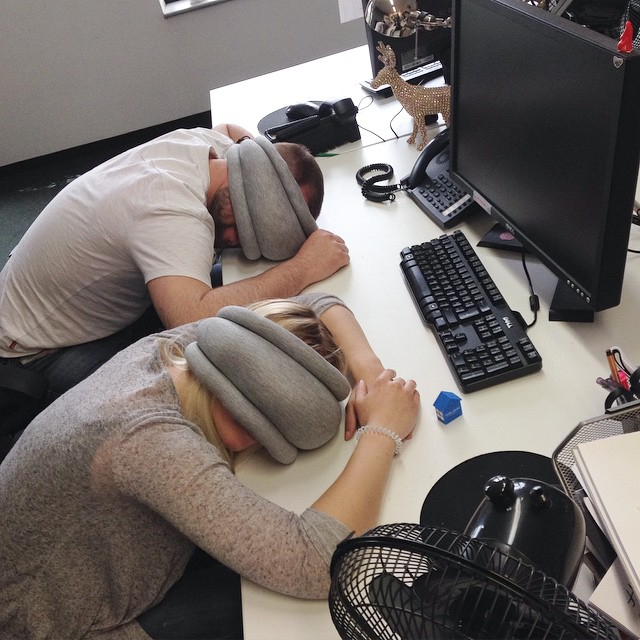 Perna de calatorie versatila Light Ostrichpillow [7]