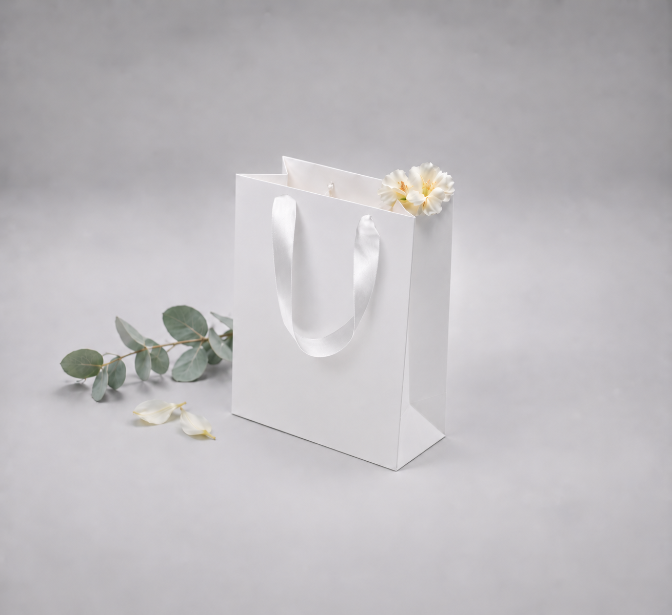 Punga carton ALB 11x5x15 cm netiparita, PREMIUM, cu maner din panglica textila