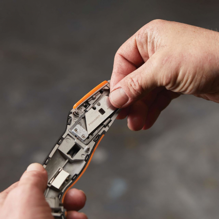 Cutit utilitar cu lama retractabila trapezoidala Fiskars CarbonMax, 1027223, 177 mm, 171 g [8]