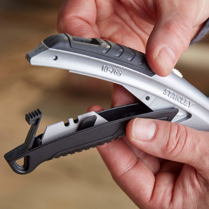 Cutter Stanley cu lama retractabila,180 mm, 3 lame incluse [4]
