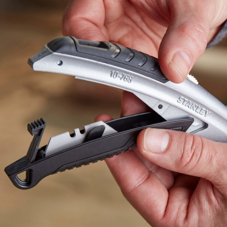 Cutter Stanley cu lama retractabila,180 mm, 3 lame incluse [3]