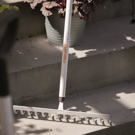 Grebla pentru sol, Fiskars Light, 1570 mm, 680 g [1]