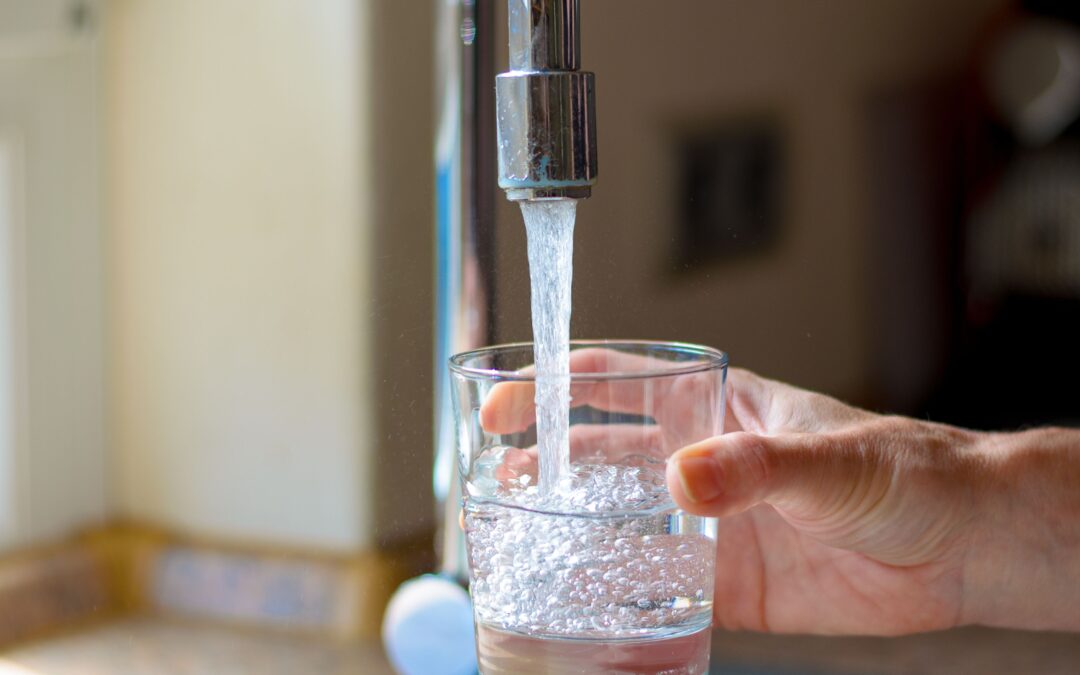 De ce sa folosesti un sterilizator de apa cu UV pentru dezinfectarea apei in locuinta