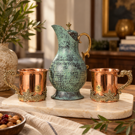 Carafe din cupru - ARANA Design Prémium Szett – Bull Jug Smarald Rézkancsó 2,5 L + 2 ARANA Design Rézbögre 650 ml
