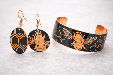 Bijuterii din cupru - Set bijuterii Bee din cupru – Brățară reglabilă și cercei cu design albină și fagure