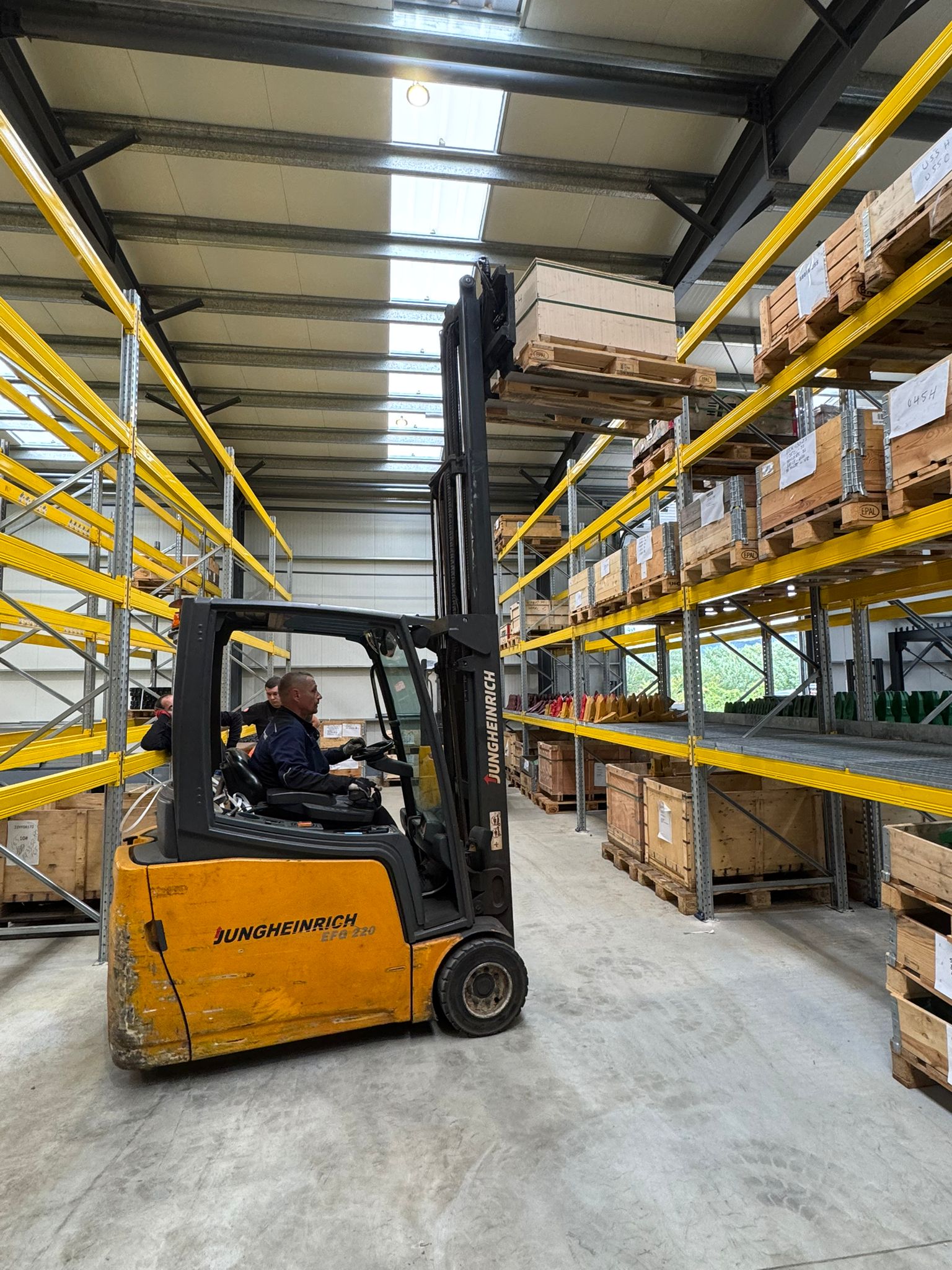 Mii de repere, o singură echipă: reușita mutării depozitului Arox Equipment