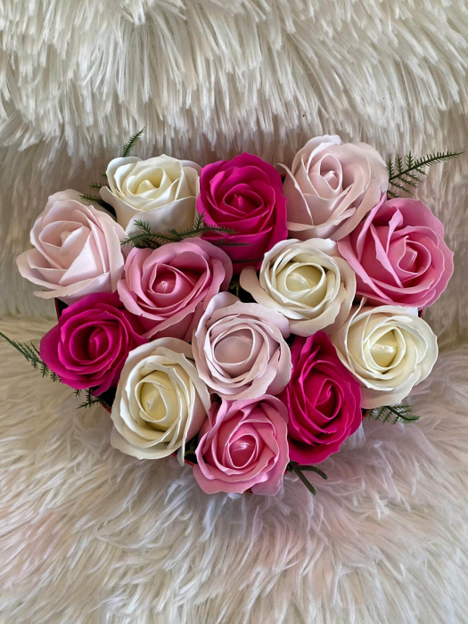 Aranjament cutie inima cu flori din sapun 20 cm [10]