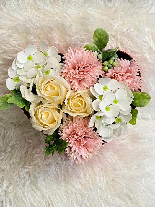 Aranjament cutie inima cu flori din sapun 20 cm [16]