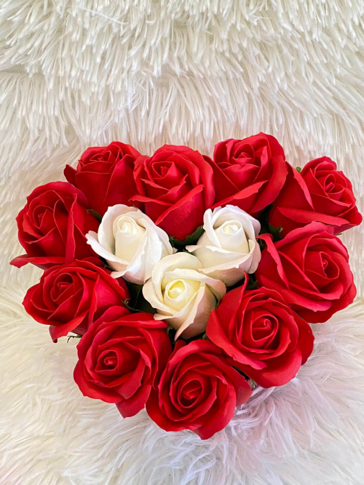 Aranjament cutie inima cu flori din sapun 20 cm [7]