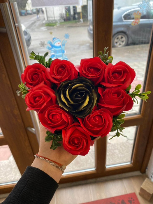 Aranjament cutie inima cu flori din sapun 20 cm [3]