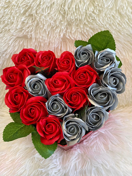 Aranjament cutie inima cu trandafiri de sapun 32cm