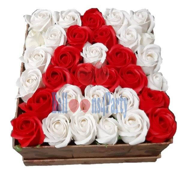 Aranjament cutie patrata cu flori din sapun 21 cm