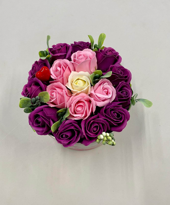 Aranjament cutie rotunda cu litera din flori de sapun 20 cm [5]