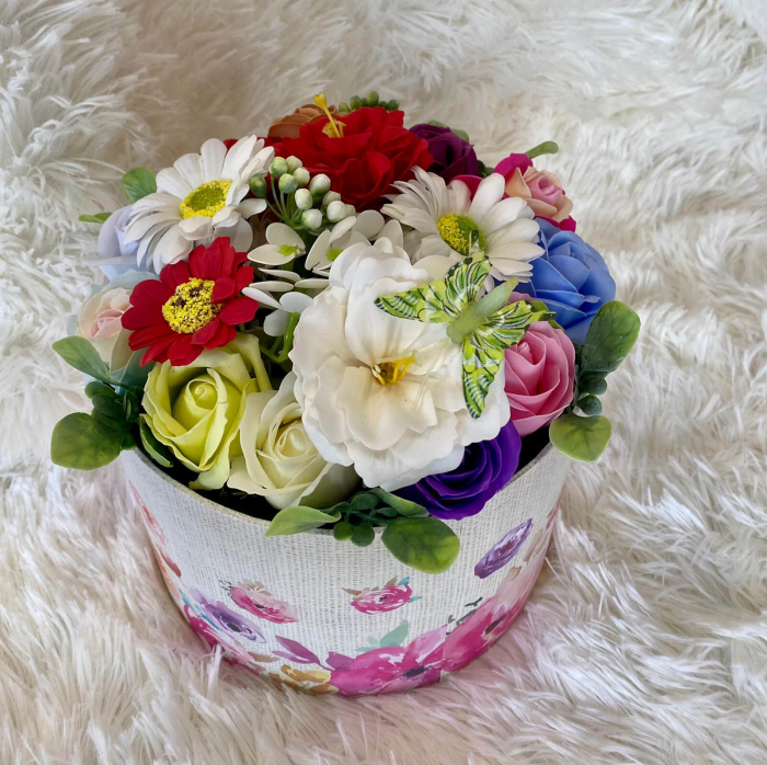 Aranjament cutie rotunda cu litera din flori de sapun 20 cm