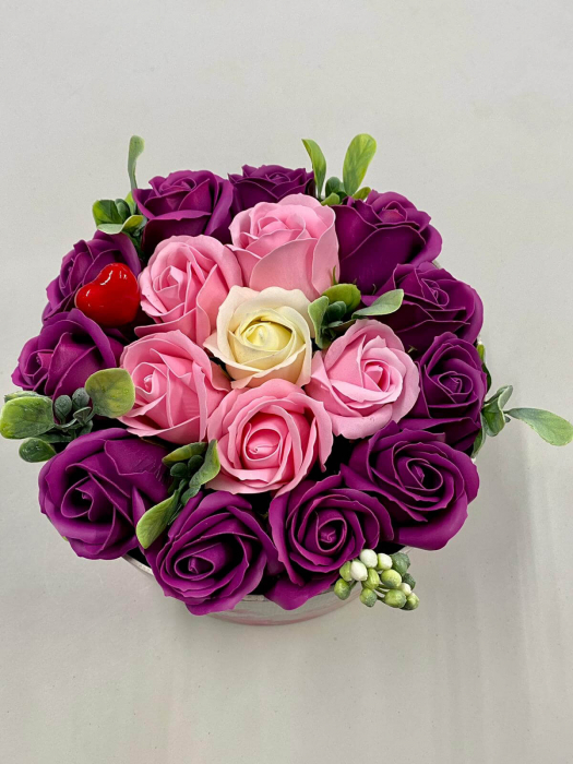 Aranjament cutie rotunda cu litera din flori de sapun 20 cm [4]