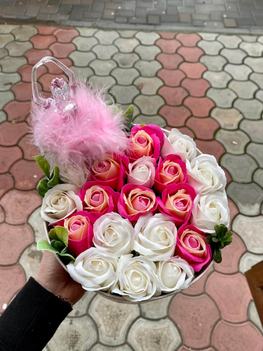 Aranjament cutie rotunda cu litera din flori de sapun 20 cm [8]