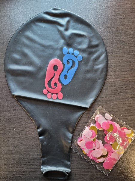 Balon jumbo dezvaluire sexul copilului negru cu confetti roz si albastru picioruse 90 cm [4]