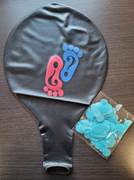 Balon jumbo dezvaluire sexul copilului negru cu confetti roz si albastru picioruse 90 cm [3]