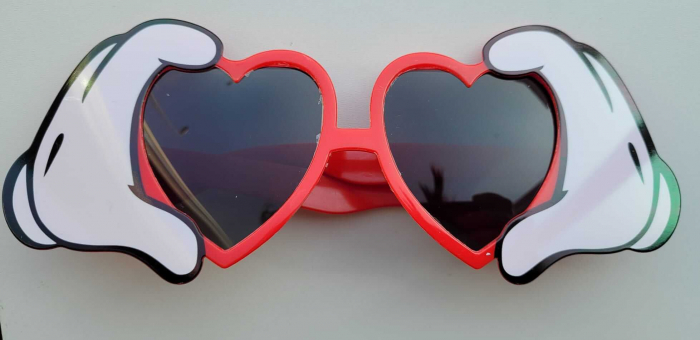 Ochelari rosii Mickey cu manusi albe [2]