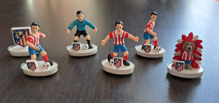 Set 6 jucatori fotbal cu mascota si stema din rasina 5 cm [9]
