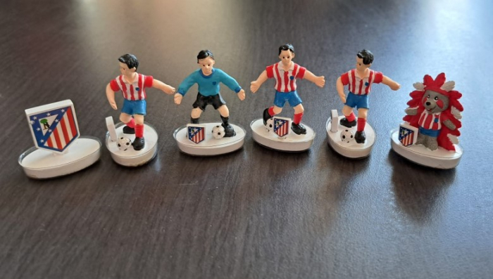 Set 6 jucatori fotbal cu mascota si stema din rasina 5 cm [10]