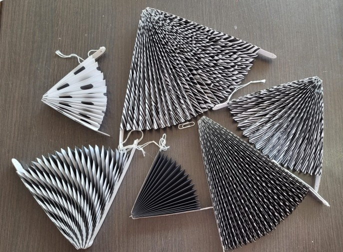 Set 6 decoratiuni tip evantai alb cu negru [2]