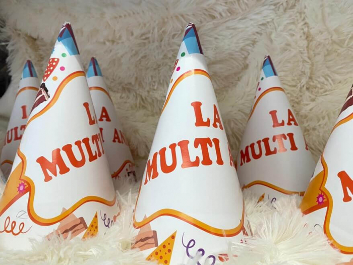 Set 8 coifuri albe cu La multi ani 13.5 * 21 cm [3]