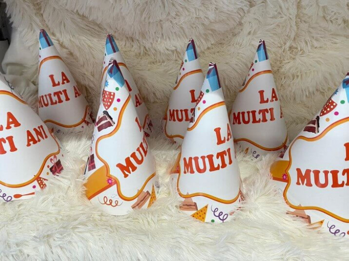 Set 8 coifuri albe cu La multi ani 13.5 * 21 cm [2]