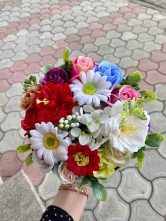 Aranjament cutie rotunda cu litera din flori de sapun 20 cm [2]