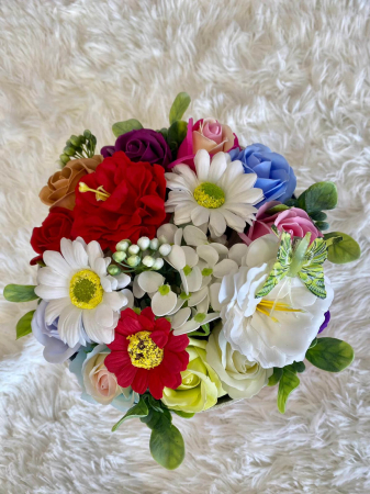 Aranjament cutie rotunda cu litera din flori de sapun 20 cm [1]