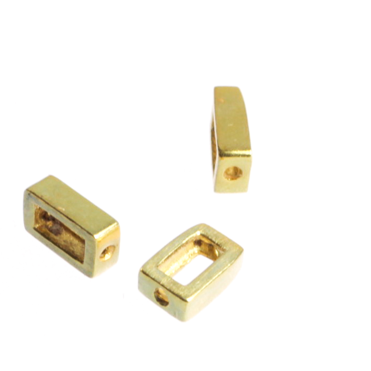 Distantier dreptunghiular, argint 925 placat cu aur, lungime 11 mm, latime 4 mm, inaltime 2 mm [2]