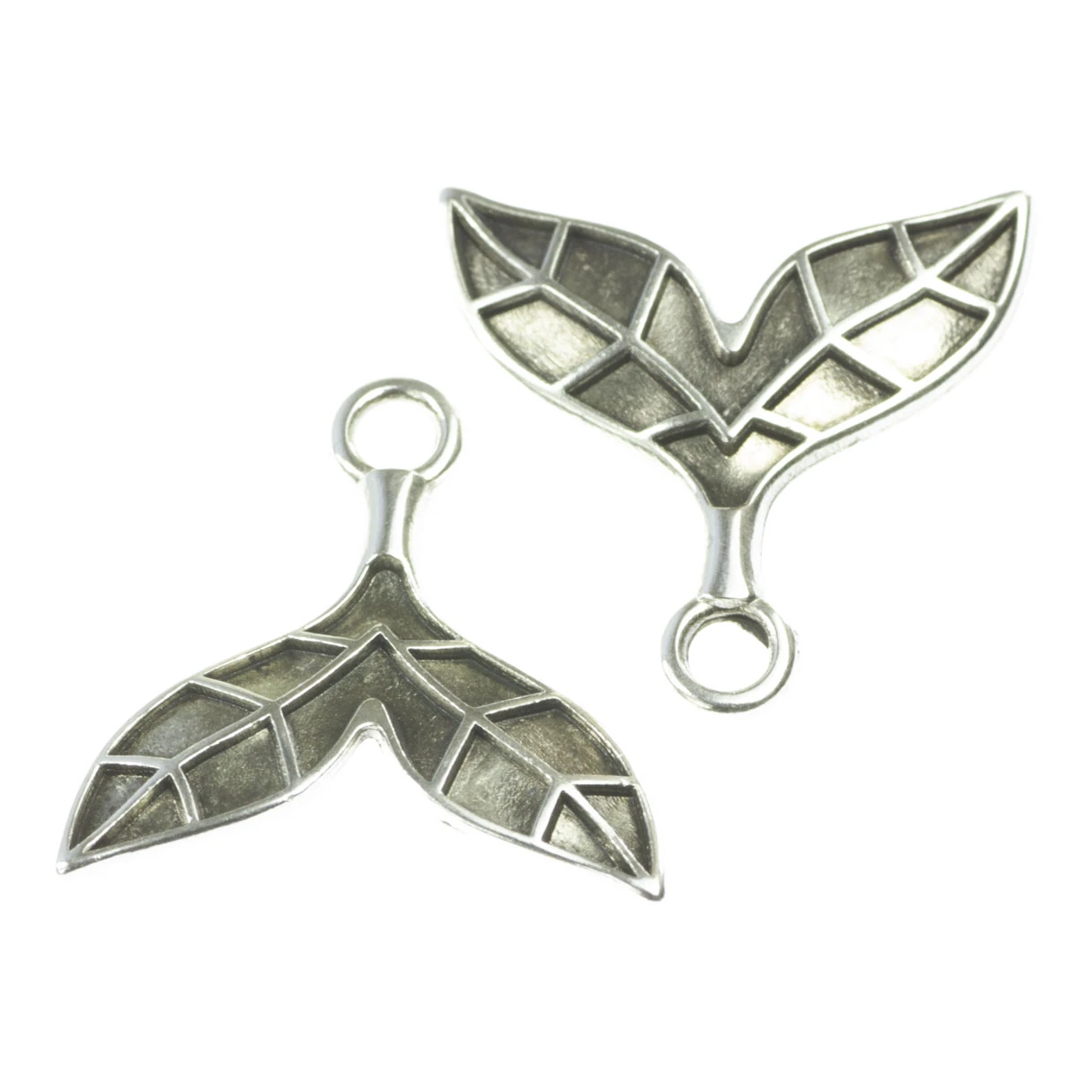 Charm-uri - Charm coada de delfin, zamac placat cu argint, 17x18 mm, gros. 1.5 mm