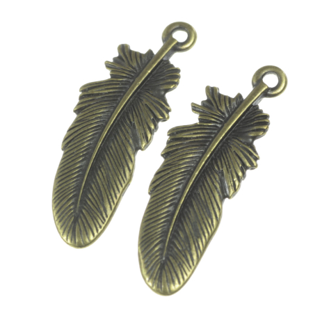 Accesorii metalice - Charm pana, aliaj placat cu alama antichizata, 29x9 mm, gros. 2 mm