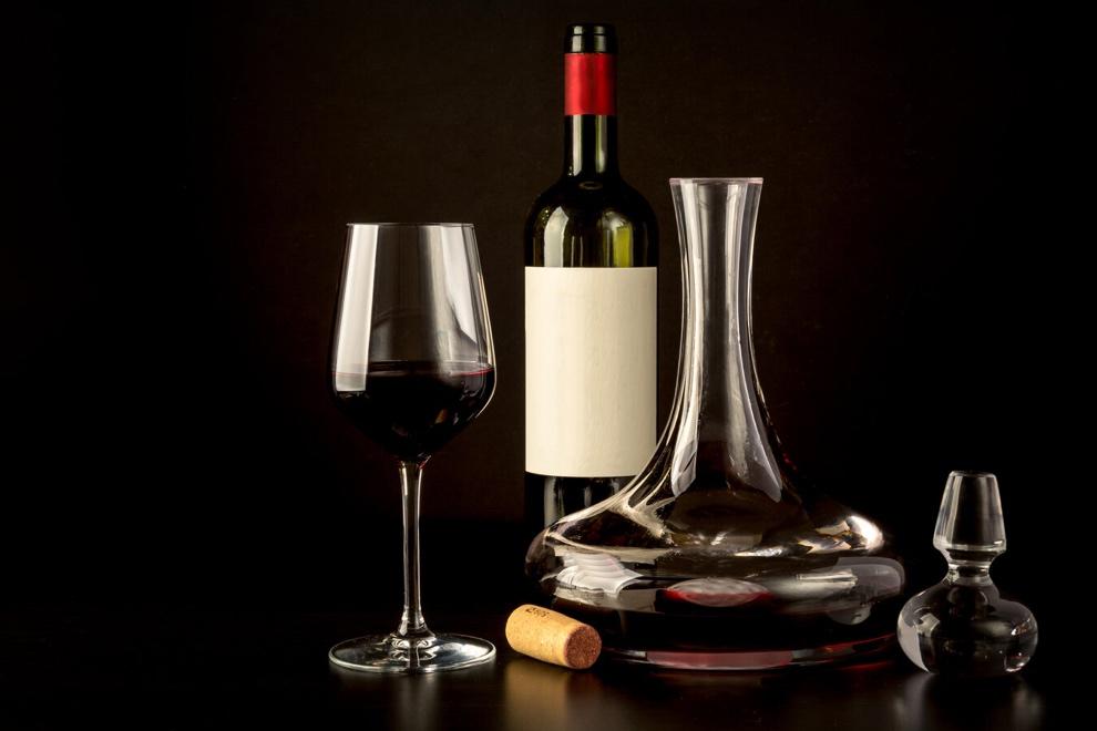 Arta Servirii Vinului: Importanța Decantorului și Alegerea Paharului din Cristal Potrivit