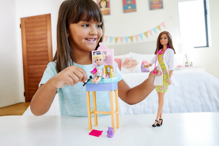 Barbie Cariere Set cu Papusa Doctor Pediatru Șatenă [4]
