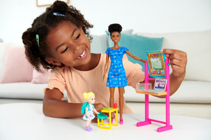 Barbie Cariere - Set Mobilier cu Papușa Brunetă Profesoară  [7]