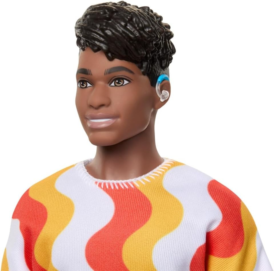 BARBIE PAPUSA BAIAT FASHIONISTAS CU TRICOU CU DUNGI ALBE SI PORTOCALII SI APARATE AUDITIVE [4]