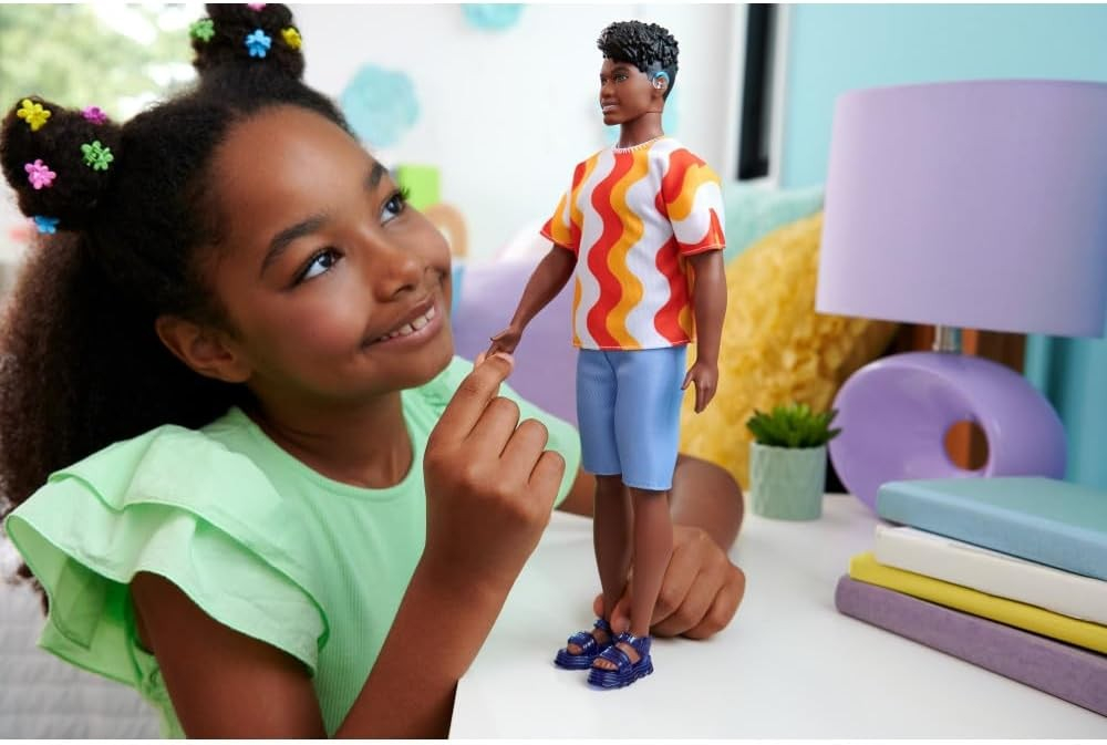 BARBIE PAPUSA BAIAT FASHIONISTAS CU TRICOU CU DUNGI ALBE SI PORTOCALII SI APARATE AUDITIVE [3]