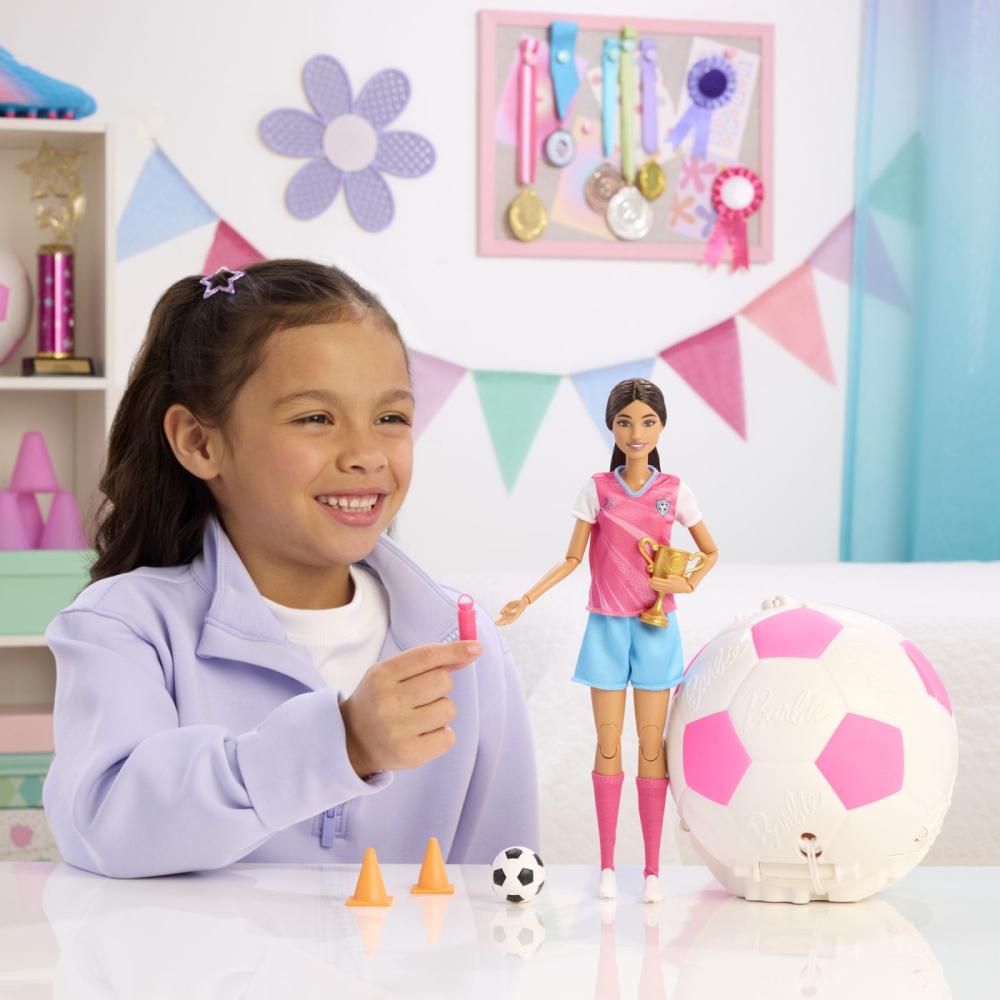 BARBIE TEAM ROTESTE SI DEZVALUIE PAPUSA BARBIE JUCATOARE DE FOTBAL [6]