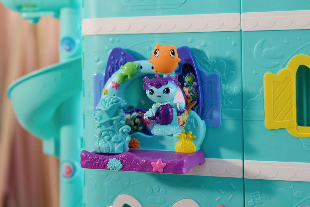 GABBYS DOLLHOUSE FILMUL SET BALCONUL ACVARIU SI FIGURINA MERCAT CU ACCESORII [5]