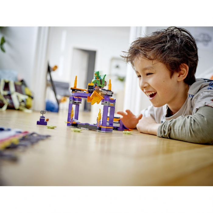LEGO City Provocarea de Cascadorii pe Rampa cu Săritură prin Coș 60359 [3]