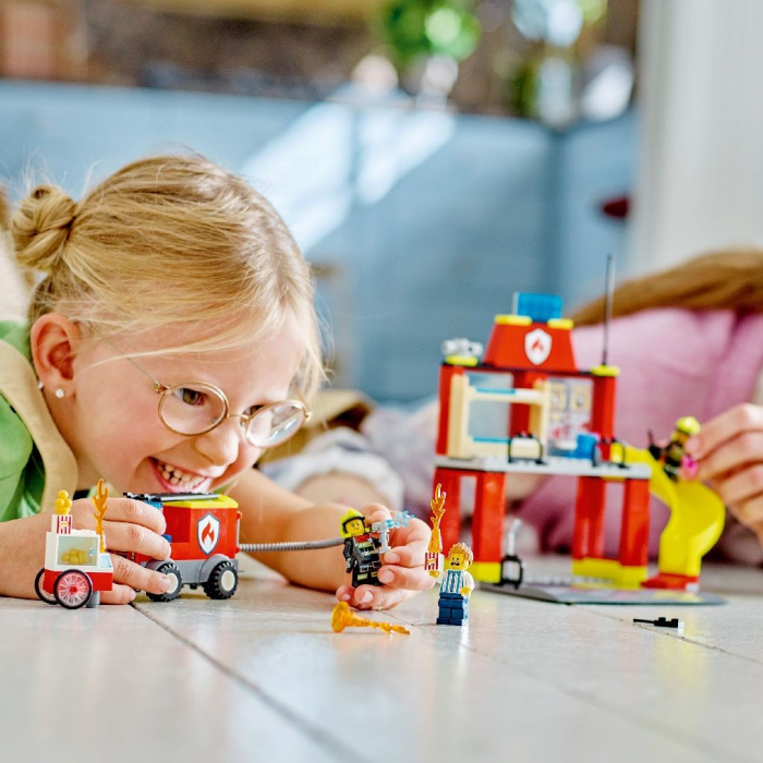 LEGO City Stația și Mașina de Pompieri 60375  [3]