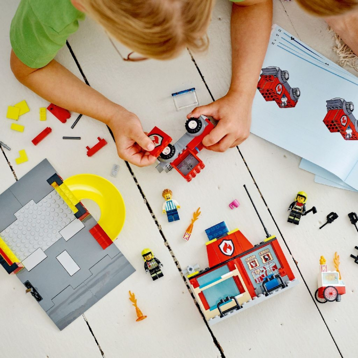LEGO City Stația și Mașina de Pompieri 60375  [4]