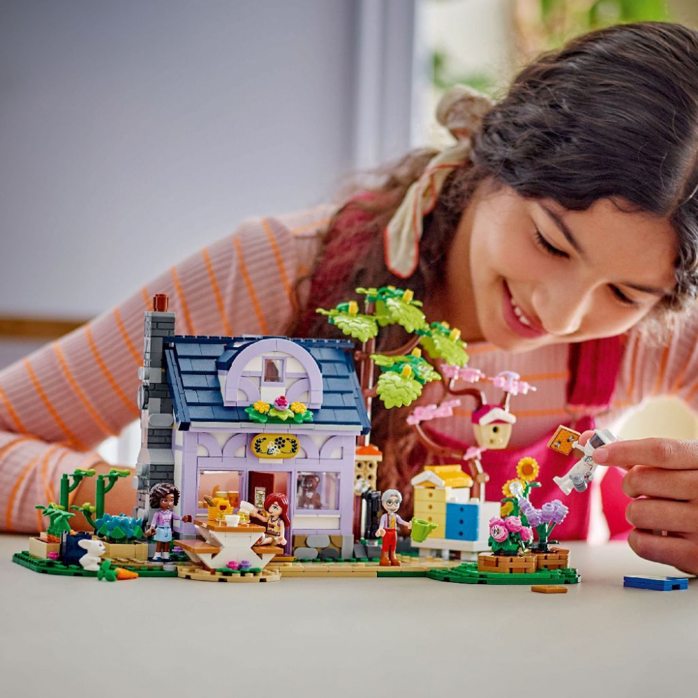 LEGO FRIENDS CASA APICULTORILOR SI GRADINA CU FLORI 42669 [3]