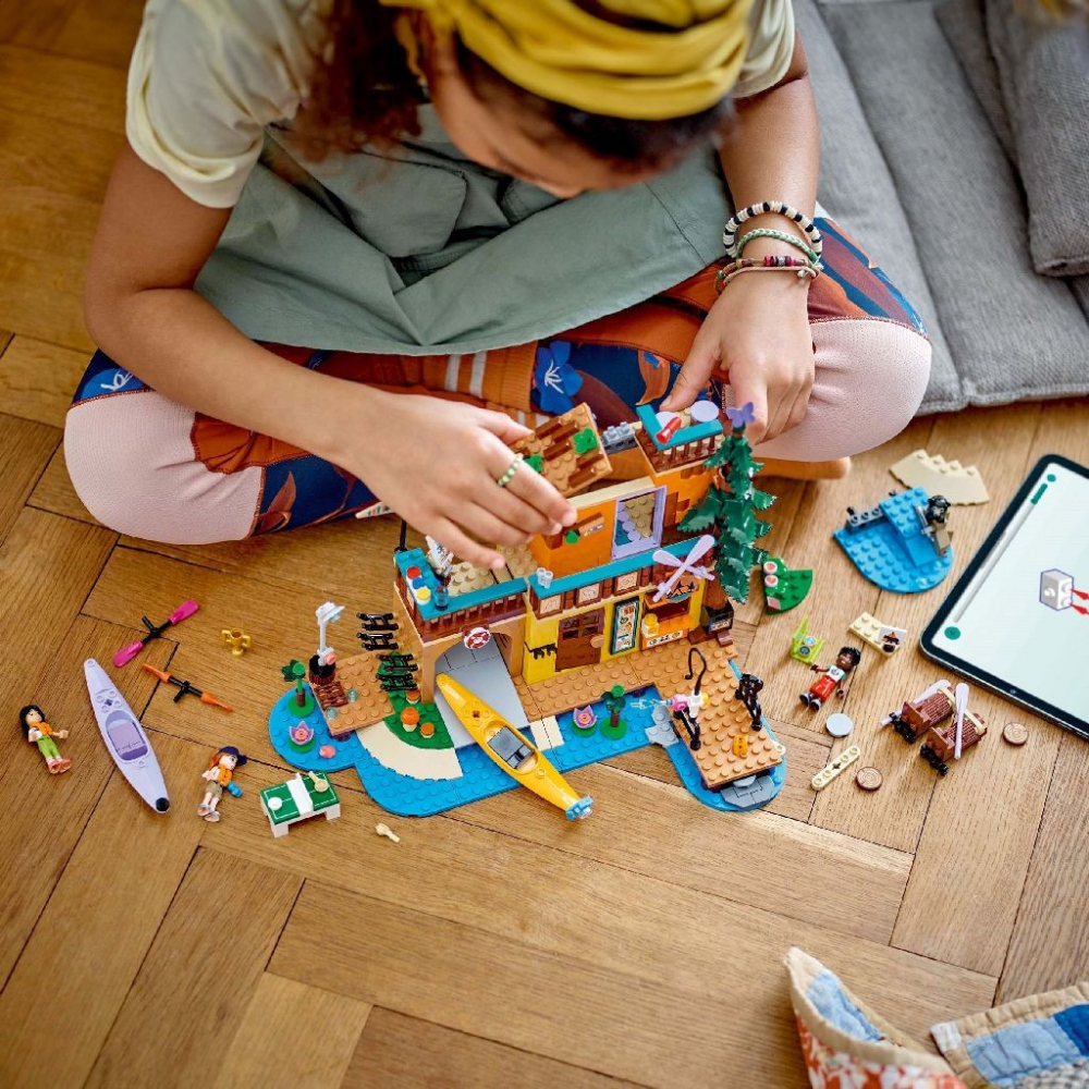 LEGO FRIENDS SPORTURI NAUTICE IN TABARA DE AVENTURI 42626 [4]