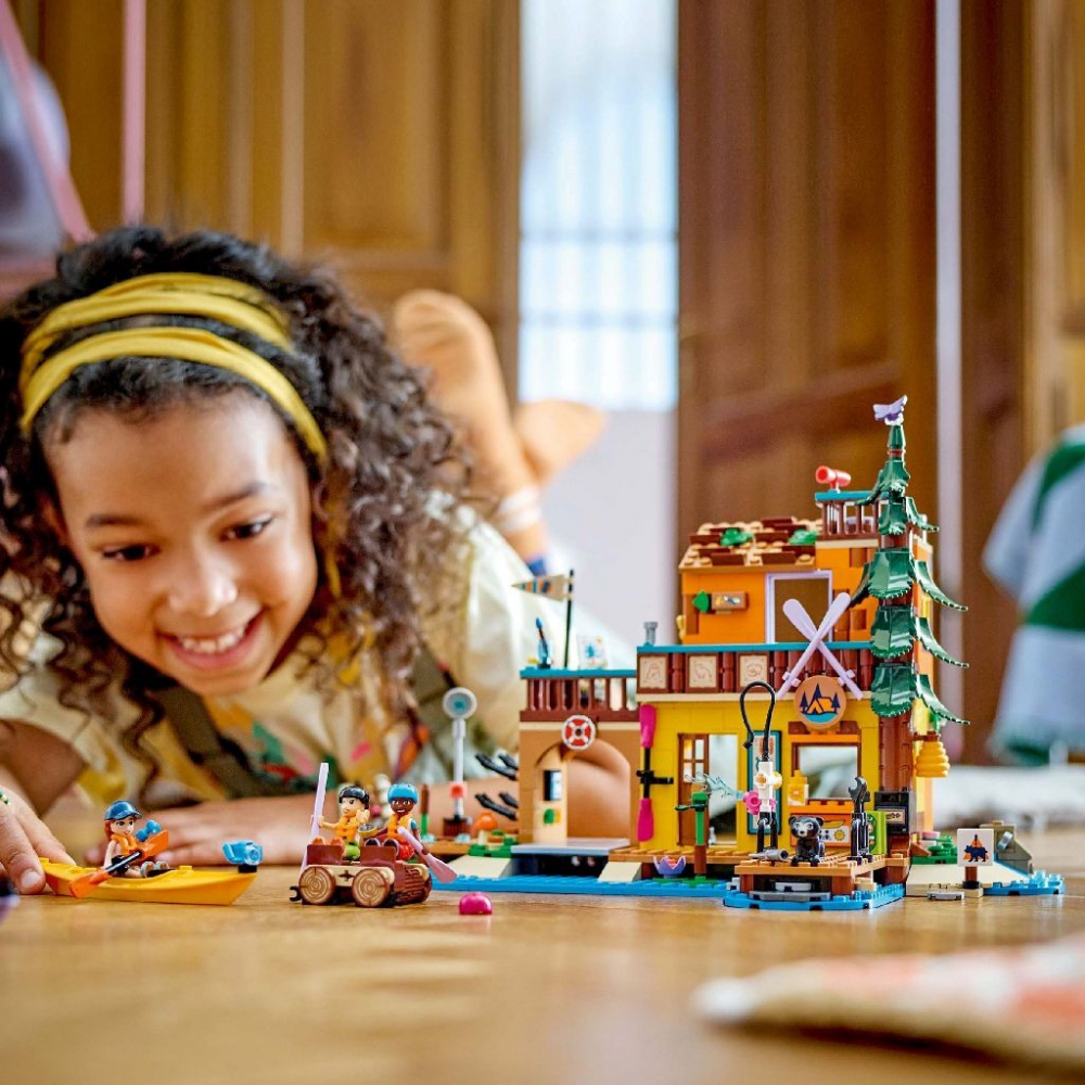 LEGO FRIENDS SPORTURI NAUTICE IN TABARA DE AVENTURI 42626 [3]