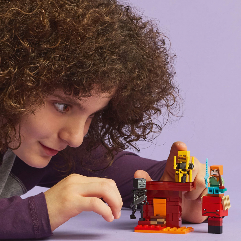 LEGO MINECRAFT BATALIE DEASUPRA LAVEI ÎN NETHER 21266 [3]