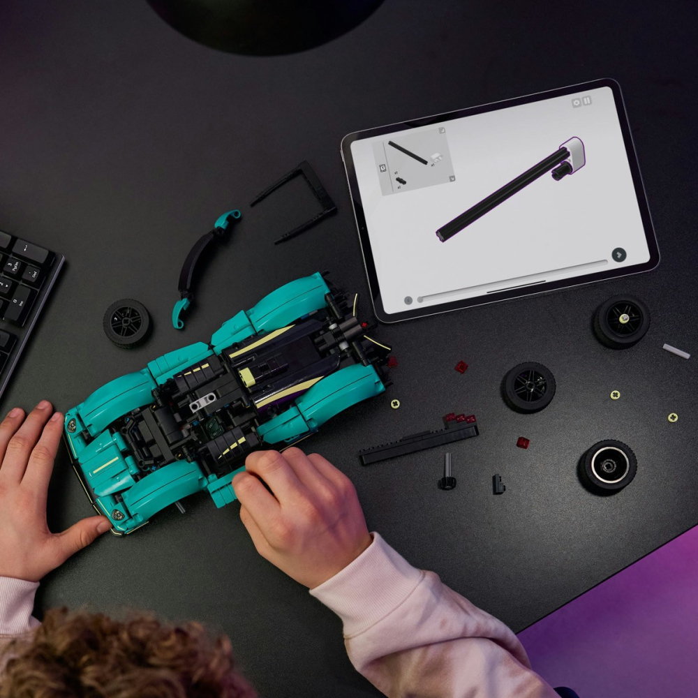 LEGO TECHNIC ASTON MARTIN VALKYRIE 42208 [3]