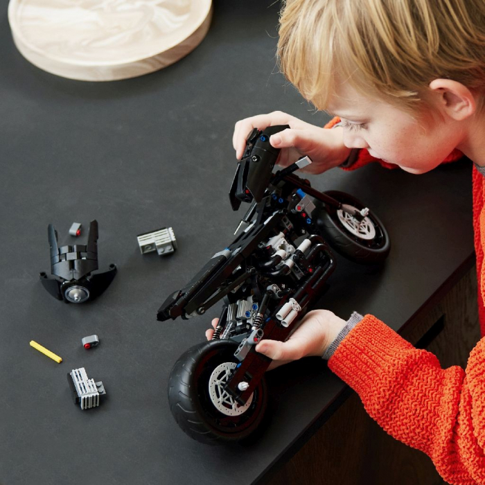 LEGO Technic Batman și Batcycle 42155  [4]